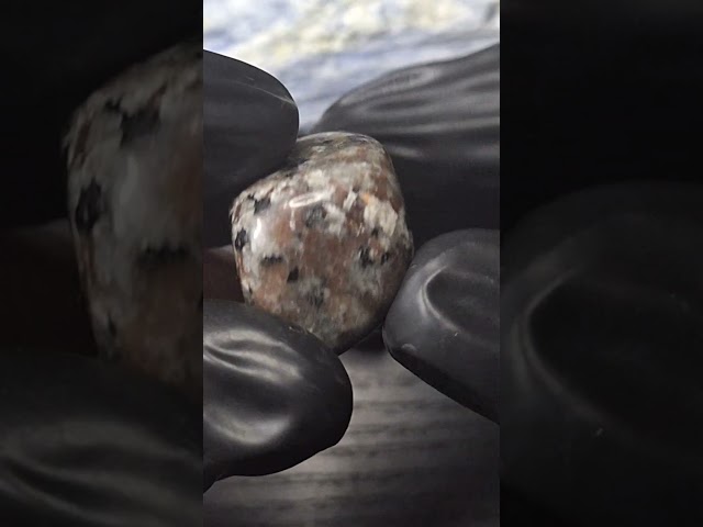 حجرين خام بخاصية الفلورسنت تظهر به الوان تحت اضائة...