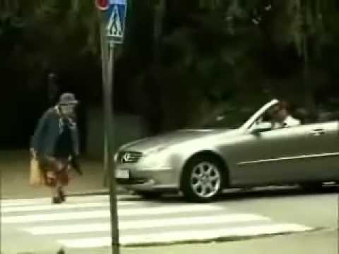 Oma auf dem Zebrastreifen - Klappstuhl-Uncool