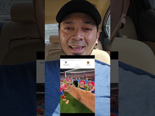 Vídeo relacionado con Bufanda oficial del Atlético de Madrid en color negro con escudo y texto bordado, ideal para mostrar tu pasión rojiblanca en cualquier ocasión.