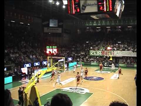 Contropiede Benetton Treviso contro la Lottomatica Roma