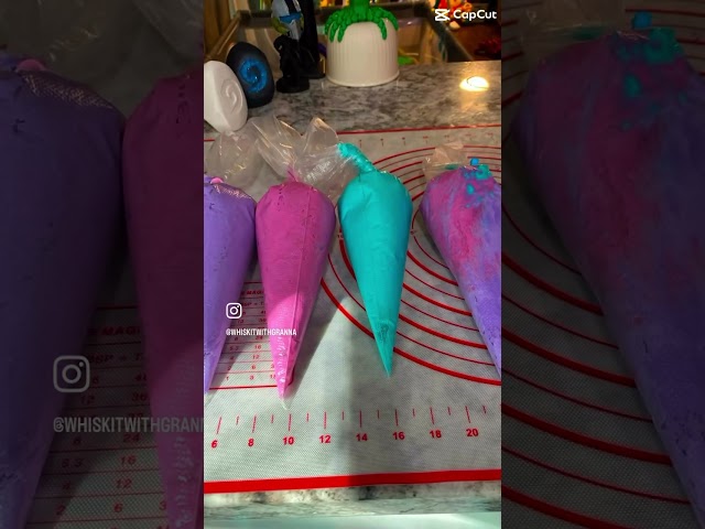 Vídeo relacionado con 9 piezas Decoración Mesa Cumpleaños Koreanpop, Cumpleaños Mesa Panal Centros Huntrix, Centros de Mesa Panal 3D Honeycomb Doble Cara, Huntrix Kit de Decoración para Cumpleaños Temáticos