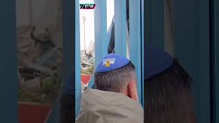 אב שכול קבע מזוזה במתחם אונר"א שנהרס בירושלים (חדשות ערוץ 7) - התמונה מוצגת ישירות מתוך אתר האינטרנט יוטיוב. זכויות היוצרים בתמונה שייכות ליוצרה. קישור קרדיט למקור התוכן נמצא בתוך דף הסרטון