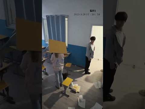 क्लास में लाल जैकेट वाली हाथी 😂