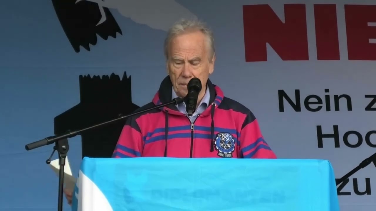 Begrüßung der Veranstalter auf der Friedensdemo in Berlin am 3.10.2024 durch Reiner Braun