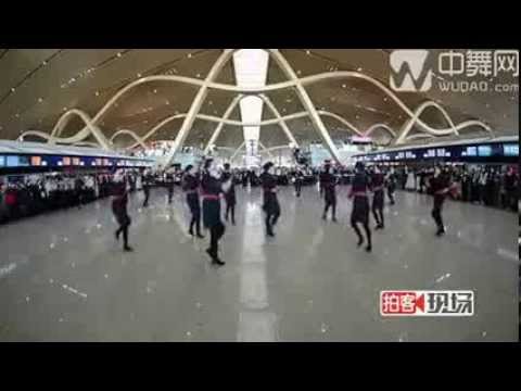 Flashmob staged by airline crew members in Kunming airport