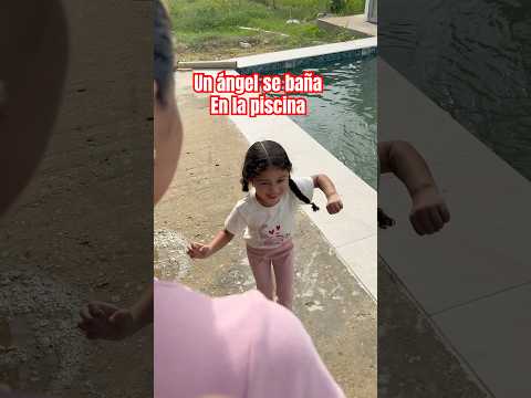 Chloe se quería bañar en la piscina 😭