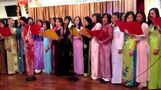 preview picture of video 'Hợp Ca - Phương Diên Hải Ngoại Vui Xuân 2013 - Ly Rượu Mừng'
