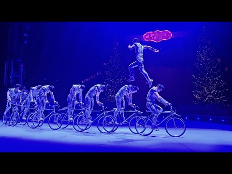 National Acrobatics Troupe China Weltweihnachtscircus Stuttgart Monte Carlo Goldener Clown Fahrräder