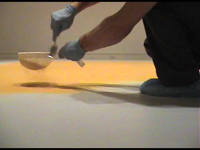 Click here for a glimpse behind the scenes during the installation of 'Blütenstaub von haselnuss'.