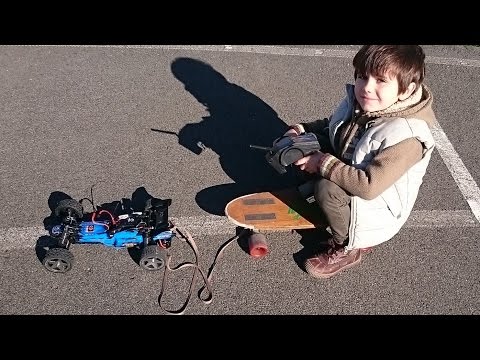 Niño arrastrado remolcado por un Coche juguete RC radio control. OMG!! RC toy car drag tows a child