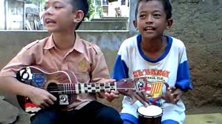 Download lagu Pengamen cilik lucu bikin ngakak dehh bro .. mp3