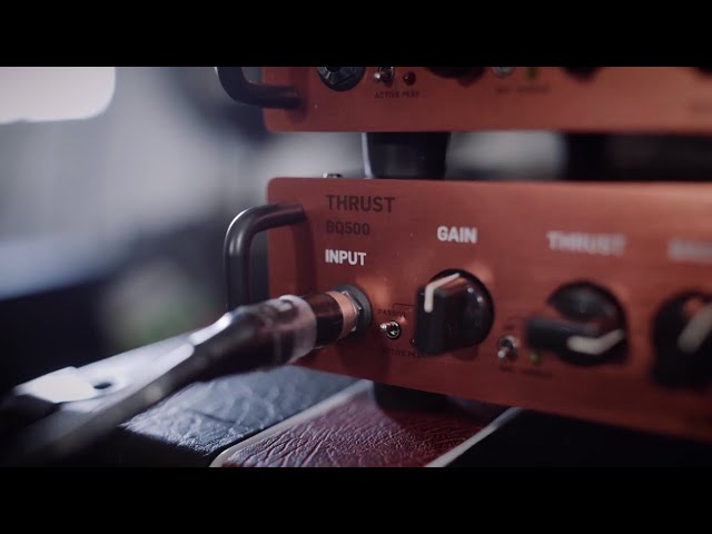 Vídeo relacionado con TC Electronic THRUST BQ500 Cabezal de bajo portátil de 500 vatios con preamplificador Mosfet y compresor de empuje