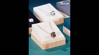 Dekolt, stojanček, stojan na šperky štvorec šedý