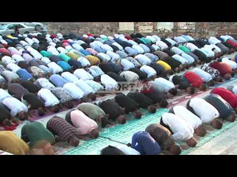 Korçë, besimtarët myslimanë nuk mbajnë maska dhe falen pa distancë