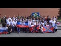 Дети из Горловки вместе с ополченцами развернули флаги Новороссии у стен Кремля 