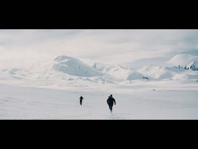 Døde menn går på ski har blitt film