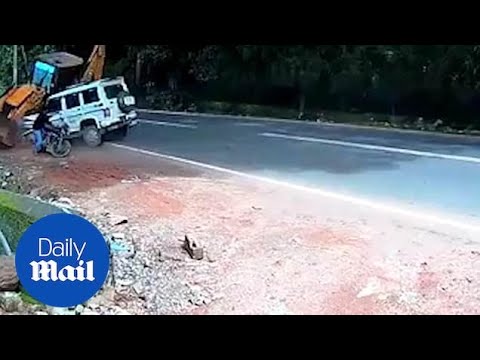 VIDEO: Un motociclista se salva de que le arrolle una excavadora porque un todoterreno evita la tragedia