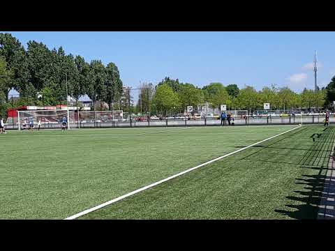 Hoekschop PVCV, de bal gaat rakelings naast.