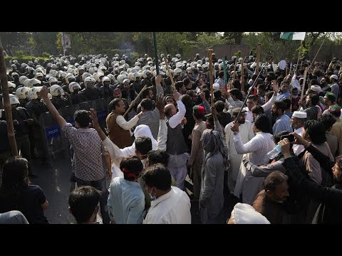 منعًا لإيقافه.. استمرار الصدامات بين أنصار رئيس الوزراء الباكستاني السابق عمران خان والشرطة