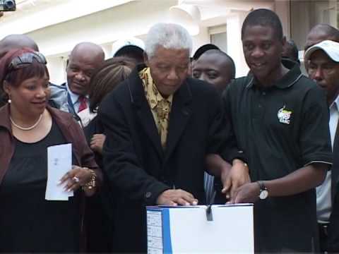 Nelson Mandela vota na quarta eleição após o apartheid