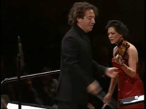 Anne Akiko Meyers Premieres the Barber Violin Concerto with the Slovenian Philharmonic
