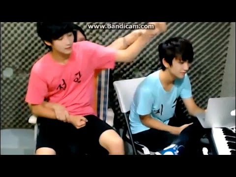 130723 JungHan tolerating JunHui's annoying skinship