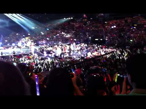 120623 Music Bank in Hong Kong @ Ending - Run To You