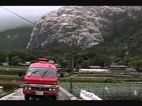 Dome collapse and pyroclastic flow at Un