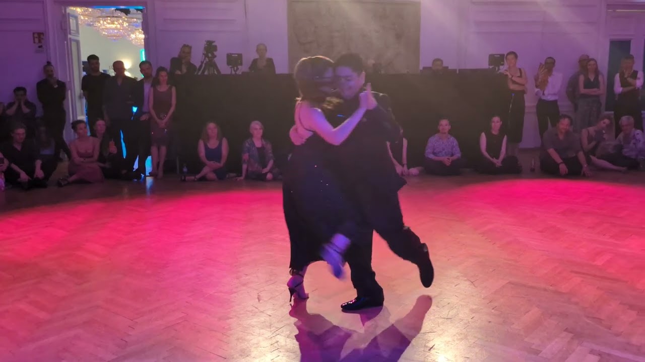 Video thumbnail for Carlitos y Agustina bailan milonga (bis) | Vienna 2025 4/6