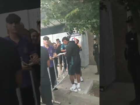 Atencion Ahora#Racing ya esta en Junin.Algunos jugadores se sacan fotos con los hinchas en el hotel