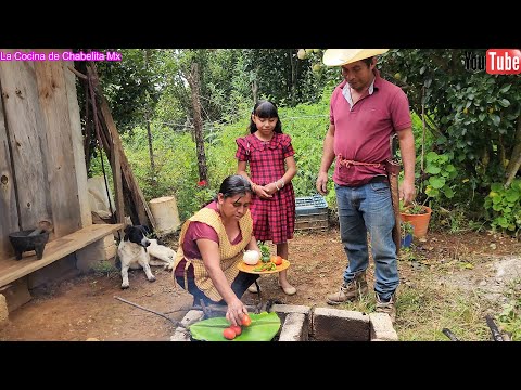 ✔ In the countryside, I prepare delicious fried eggs with the help of my husband and children. 😋