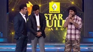 Download lagu When... Singer Arijit Singh Receiving Award From Salman Khan 🔥 (Viral Video) mp3