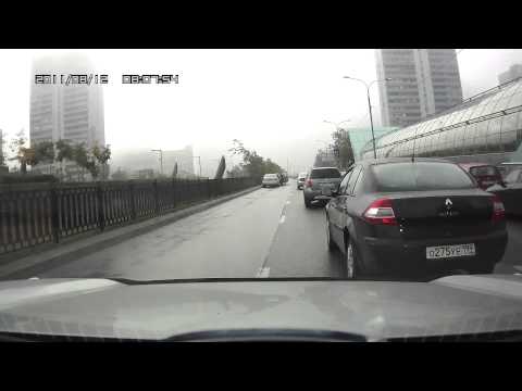 Девушка на Renault Megane