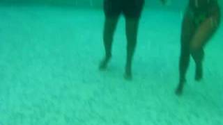 preview picture of video 'Ikoyi 2008.12.25 in piscina'