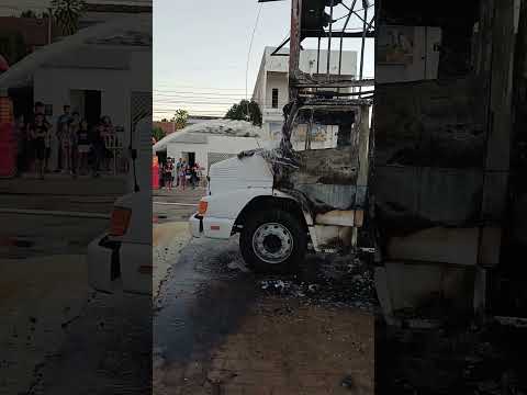como ficou o carro que pegou fogo em Quixaba Pernambuco