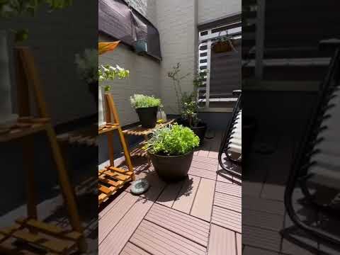 amenagement-balcon-coussins-sol-tapis-caisse-bois-lierre-lanterne aménagement balcon