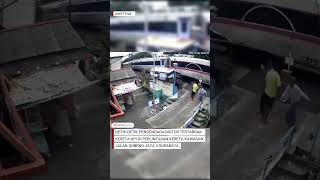 Download lagu Detik-detik kecelakaan pengendara motor tertabrak Kereta Api di Surabaya mp3
