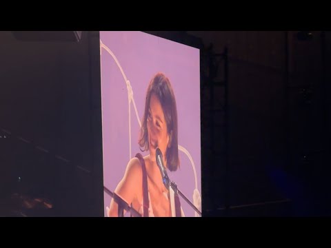 Gracie Abrams singing feels like (surprise song) in madrid n2