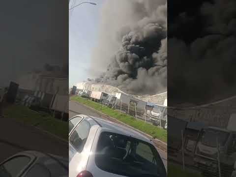 Incêndio em galpão assusta funcionários de supermercado em Viana