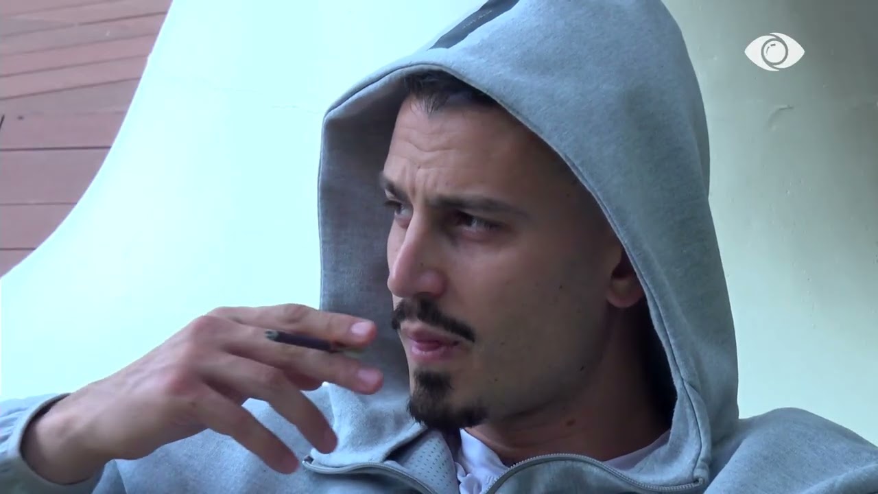 Mateo qëndron vetëm në oborr