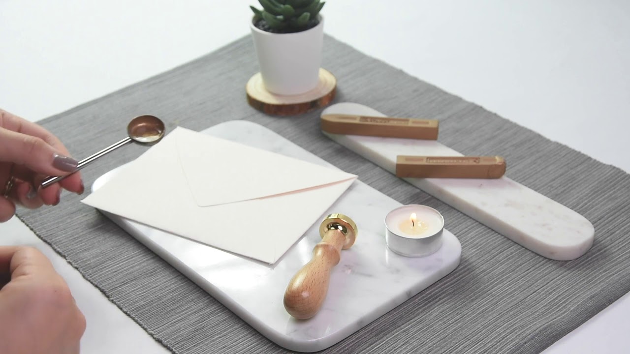 Avec une cuillère à cire