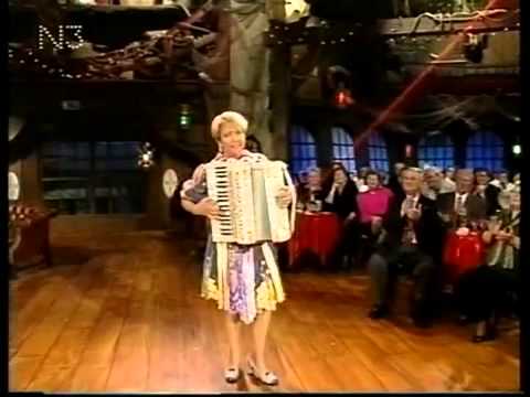 Christa Behnke Weltmeisterin auf dem Akkordeon  Volle Pulle  Lüders Krug   YouTube