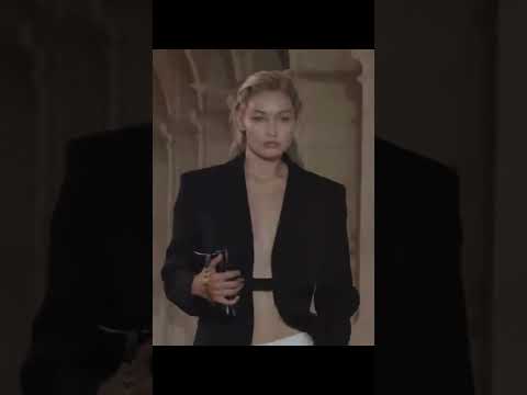 #gigihadid and #bellahadid for #victoriabeckham S/S 23 💚. #ss23 #models