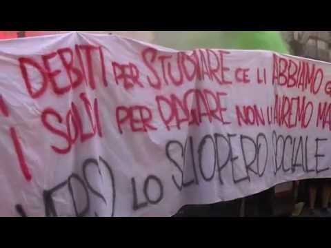 Roma 10.10.2014-azione di studenti e precari durante il corteo del #10o alle Poste italiane