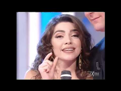 CRISTINA D' AVENA - Telling jokes XMAS  (La sai l'ultima?) 1995