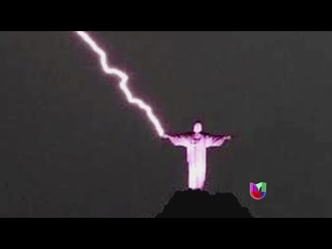 Lightning struck Christ the Redeemer in Rio de Janeiro -- Univision News