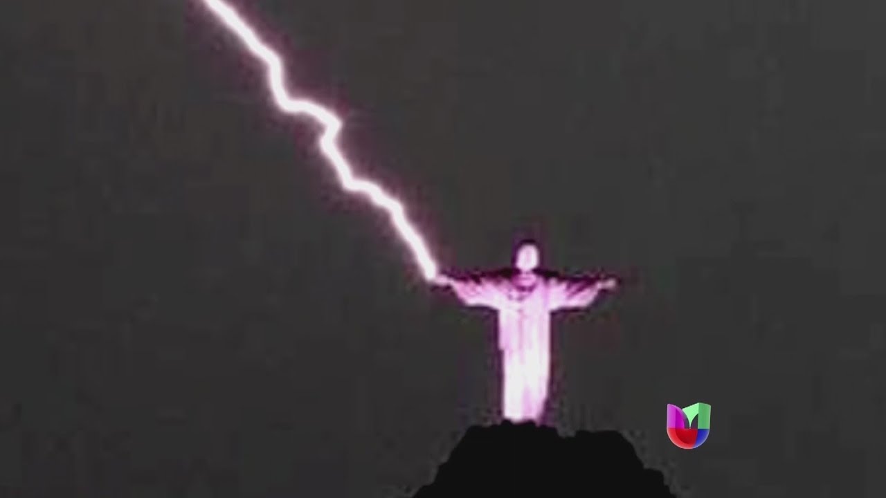Un rayo alcanzó al Cristo Redentor de Río de Janeiro -- Noticiero Univisión