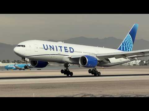 United Airlines Boeing 777-222(ER) lands at Las Vegas | N785UA