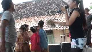 Download lagu Sri avista Cinta keblangsak mp3