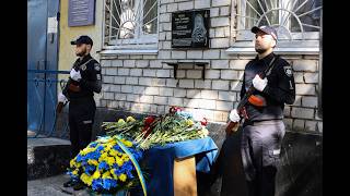 В Николаеве установили мемориальную доску погибшему на Донбассе полицейскому Евгению Голоте